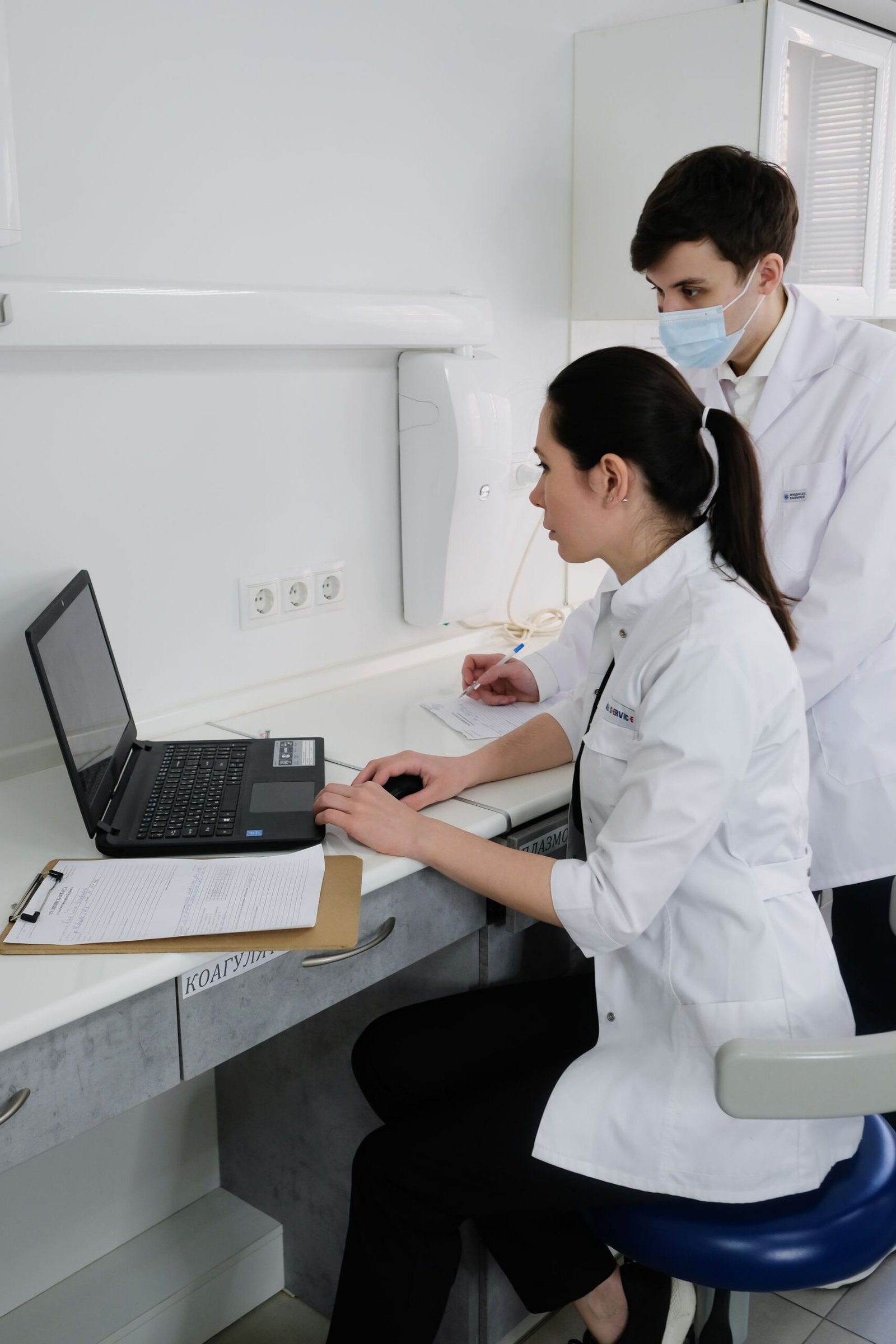 Home Doctors consulting a patient at Kindred Health, a multi-specialty clinic
